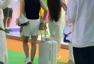 叶柯产后首现身，真实身材与直播差太大，长发齐臀藏深意
