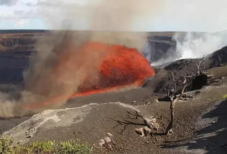 夏威夷基拉韦厄火山喷发，熔岩弧冲向空中约30米