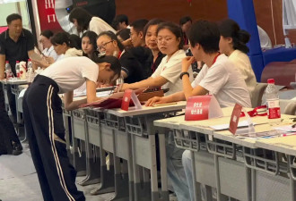 黄杨钿甜现身中央戏剧学院办理入学手续 穿着休闲状态超好