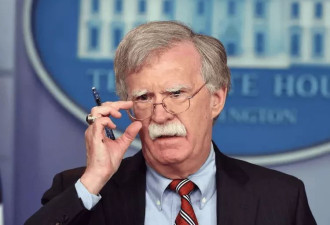 白宫恩仇录！特朗普的"死对头"博尔顿被FBI"抄家"