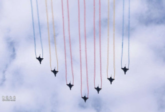 九三阅兵直升机群北京上空拼“80”字样
