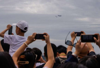 九三阅兵直升机群北京上空拼“80”字样