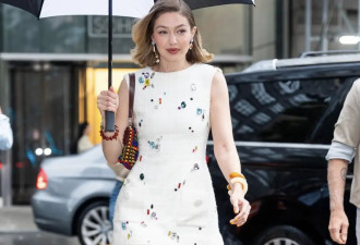 连衣裙配平底鞋，放松的女人最美！