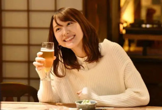 “大家好，我是一名女酒鬼。”