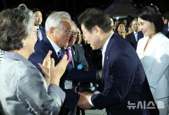 文在寅夫妇出席仪式！满头白发亮相，李在明夫人红唇配白裙好惊艳