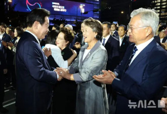 文在寅夫妇出席仪式！满头白发亮相，李在明夫人红唇配白裙好惊艳