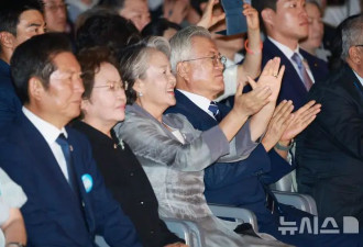 文在寅夫妇出席仪式！满头白发亮相，李在明夫人红唇配白裙好惊艳