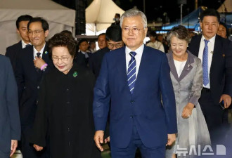 文在寅夫妇出席仪式！满头白发亮相，李在明夫人红唇配白裙好惊艳