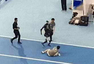 中国机器人撞人后继续跑 网惊:故意的 嫌人类挡路