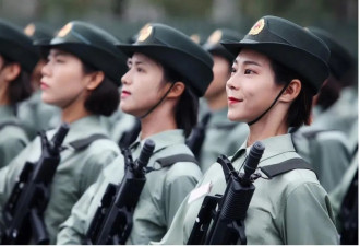王爽，今年阅兵装备方队唯一女教练员