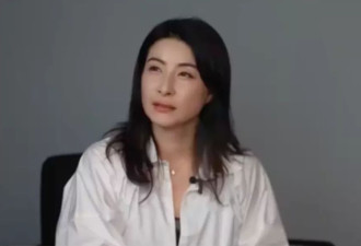郭晶晶一身朴素带孩子外出吃饭，哪有豪门贵妇的架子？