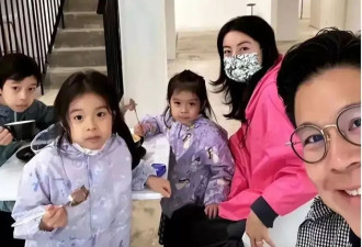 郭晶晶一身朴素带孩子外出吃饭，哪有豪门贵妇的架子？