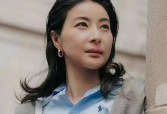 郭晶晶一身朴素带孩子外出吃饭，哪有豪门贵妇的架子？