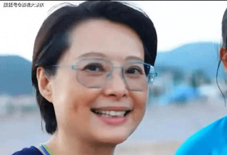 53岁袁立带孩子看海，脸上有褐斑头上有白发