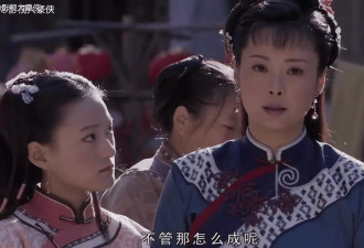 53岁袁立带孩子看海，脸上有褐斑头上有白发