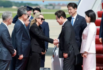 李在明访美遇冷待？仅2美官员接机赠纪念币