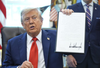 川普签行政命令 限制焚烧美国国旗