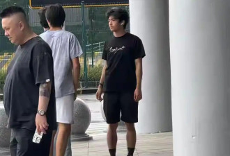 谢霆锋带儿子在迪拜逛街 穿搭和神态一模一样