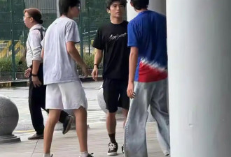 谢霆锋带儿子在迪拜逛街 穿搭和神态一模一样