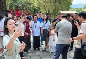75岁斯琴高娃近照曝光，拄着拐杖消瘦很多，三婚丈夫已去世3年