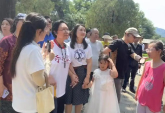 75岁斯琴高娃近照曝光，拄着拐杖消瘦很多，三婚丈夫已去世3年