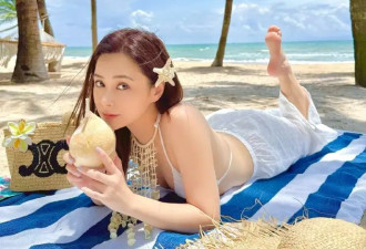 44岁阿娇晒旅行照，穿泳装身材零赘肉，近照变瘦，美出新高度