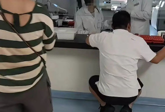 医院现"丁义珍"式窗口,患者需蹲着交流,医院回应