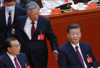 胡锦涛流泪握紧习近平的双手 说出4个字