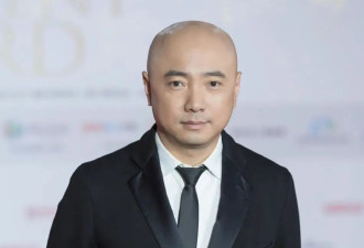 徐峥被拍聚会后随地扔烟头 不文明行为引公众关注