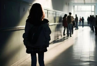 在异国他乡的学校图书馆被骚扰后,一个女孩决定反击