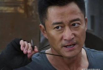 吴京翻车 采访时摇头动作被玩梗恶搞 爹味和不良言论被挖