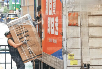 香港男星长期财困被逼与老婆儿子分开，为养家做搬运工，黑雨中送雪柜