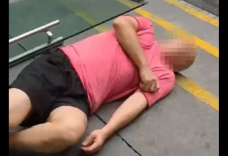 老人被200多斤单元楼玻璃门砸伤致多处骨折