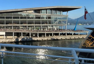 温哥华市中心大排长龙！大批美女熬夜打地铺、支帐篷就为抢这个!