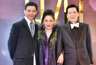 父亲是向华强，母亲是丁佩，她低调得似隐形人，42岁依然未婚