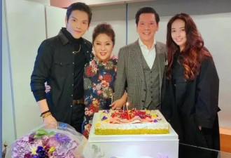 父亲是向华强，母亲是丁佩，她低调得似隐形人，42岁依然未婚