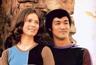 父亲是向华强，母亲是丁佩，她低调得似隐形人，42岁依然未婚