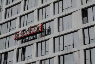 女子裸睡时被擦窗工看见后抑郁 丈夫索赔遭拒