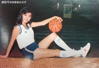 58岁王祖贤街头被偶遇，容颜变迁引发热议是美人迟暮还是风骨依旧？