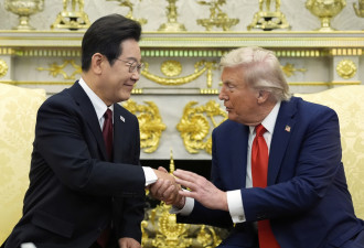 网络疯传：川普与英女王过世前照片惊人相似