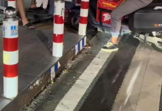 两电动车从白天对峙到天黑 网嘲：犟种