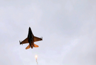 波兰F-16战机在航空展彩排坠毁 飞行员殉职