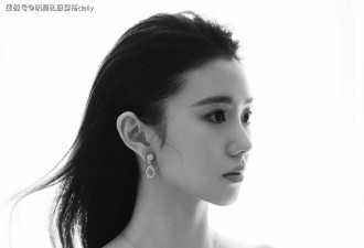 全网被刘浩存背头黑裙造型美到了！一袭不对称纱裙高级有气质！
