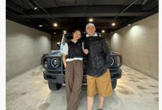 68岁葛优买80万越野车，与美女亲切合影，打扮年轻精神佳