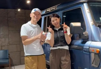 68岁葛优买80万越野车，与美女亲切合影，打扮年轻精神佳