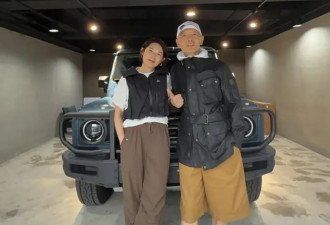 68岁葛优买80万越野车，与美女亲切合影，打扮年轻精神佳
