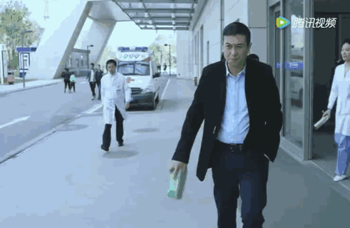 55岁张嘉译现状曝光！病情严重到连走路都站不直