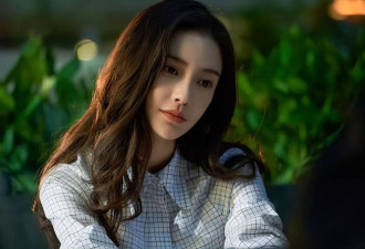 Angelababy上海出席活动，与现场粉丝热情互动