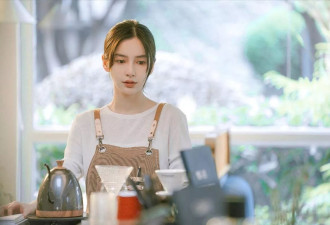 Angelababy上海出席活动，与现场粉丝热情互动