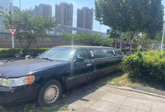 “最贵僵尸车”挪窝：街头停了数年的豪车被移到小路上